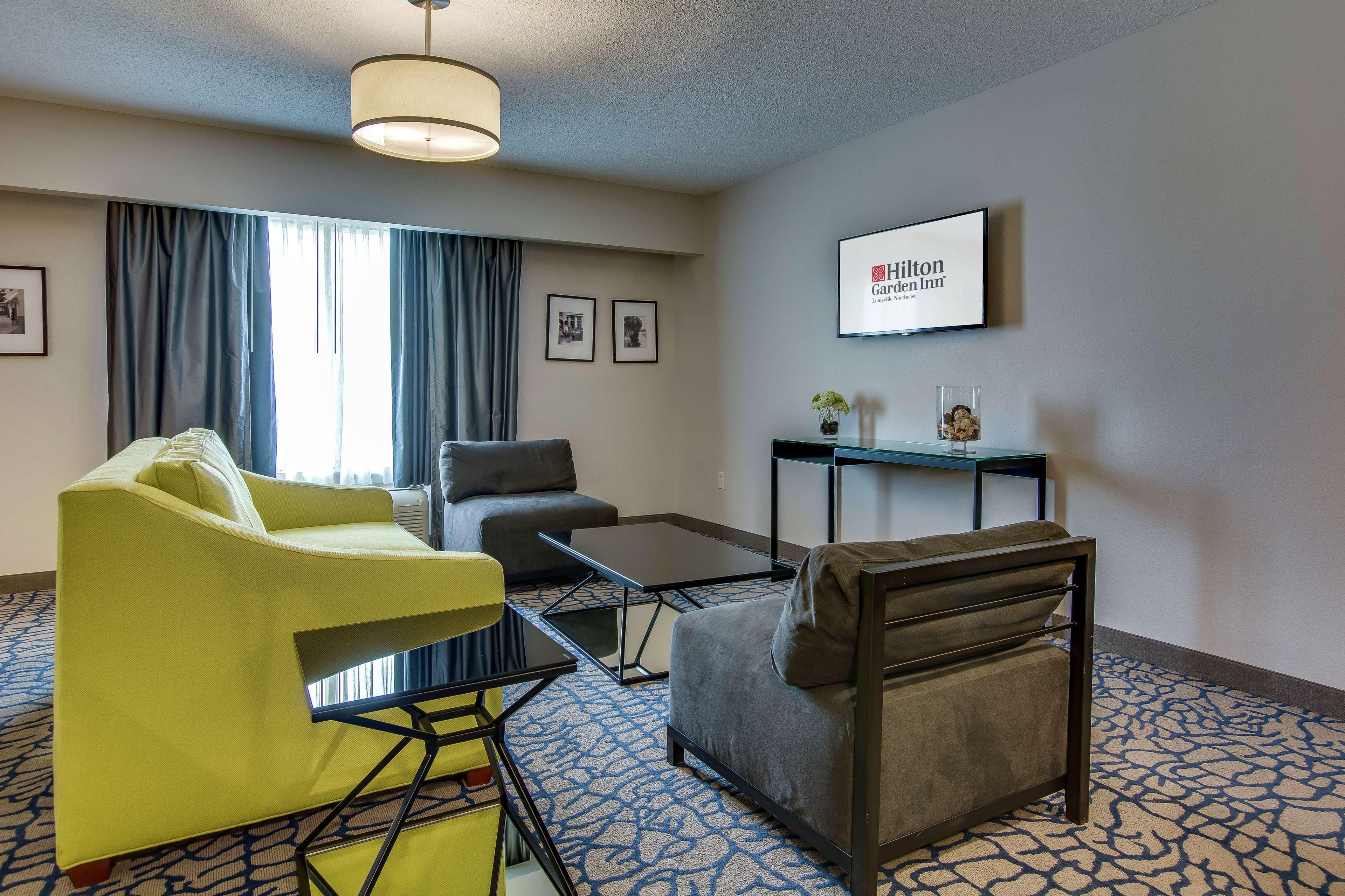 Hilton Garden Inn Louisville-Northeast Екстериор снимка