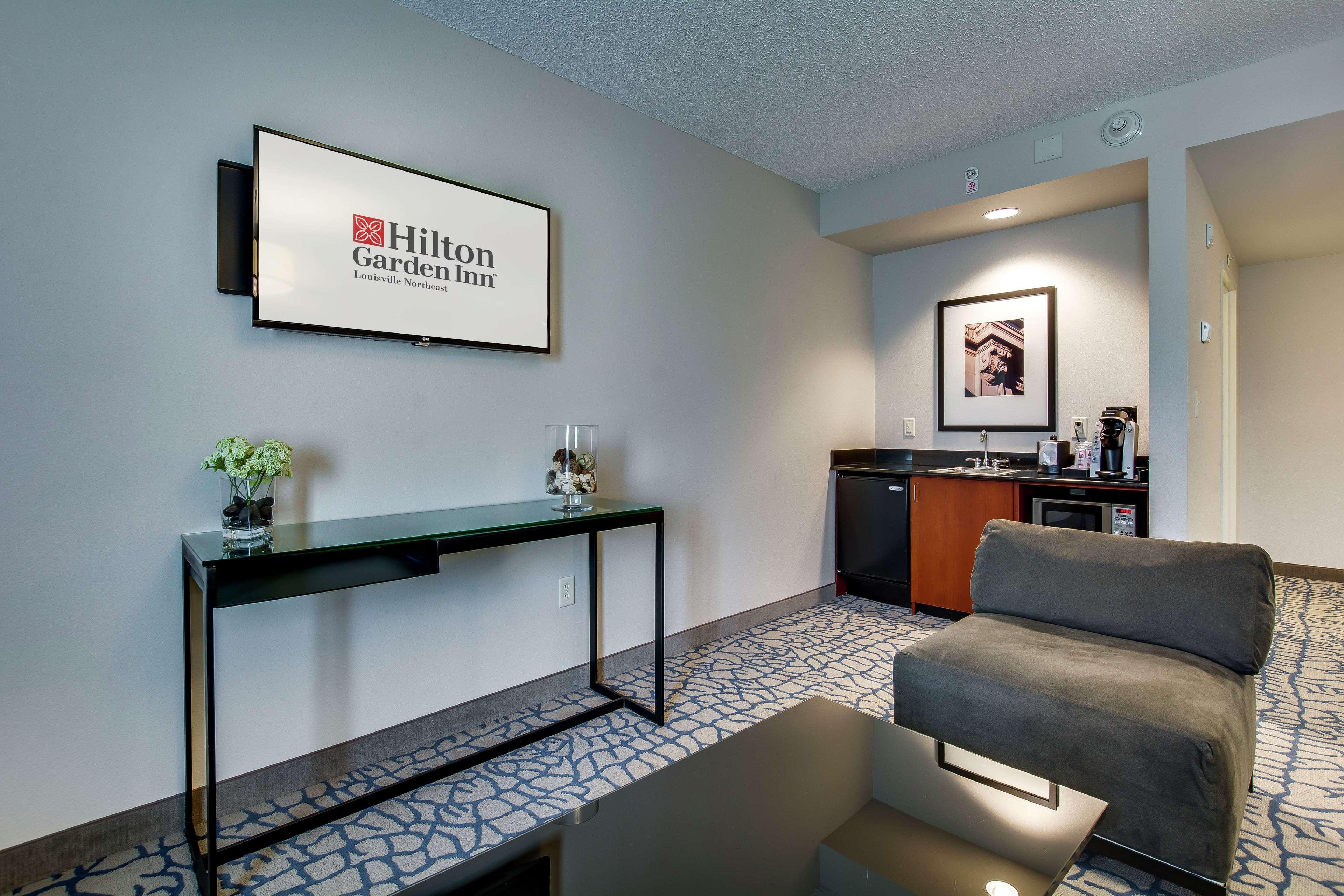 Hilton Garden Inn Louisville-Northeast Екстериор снимка