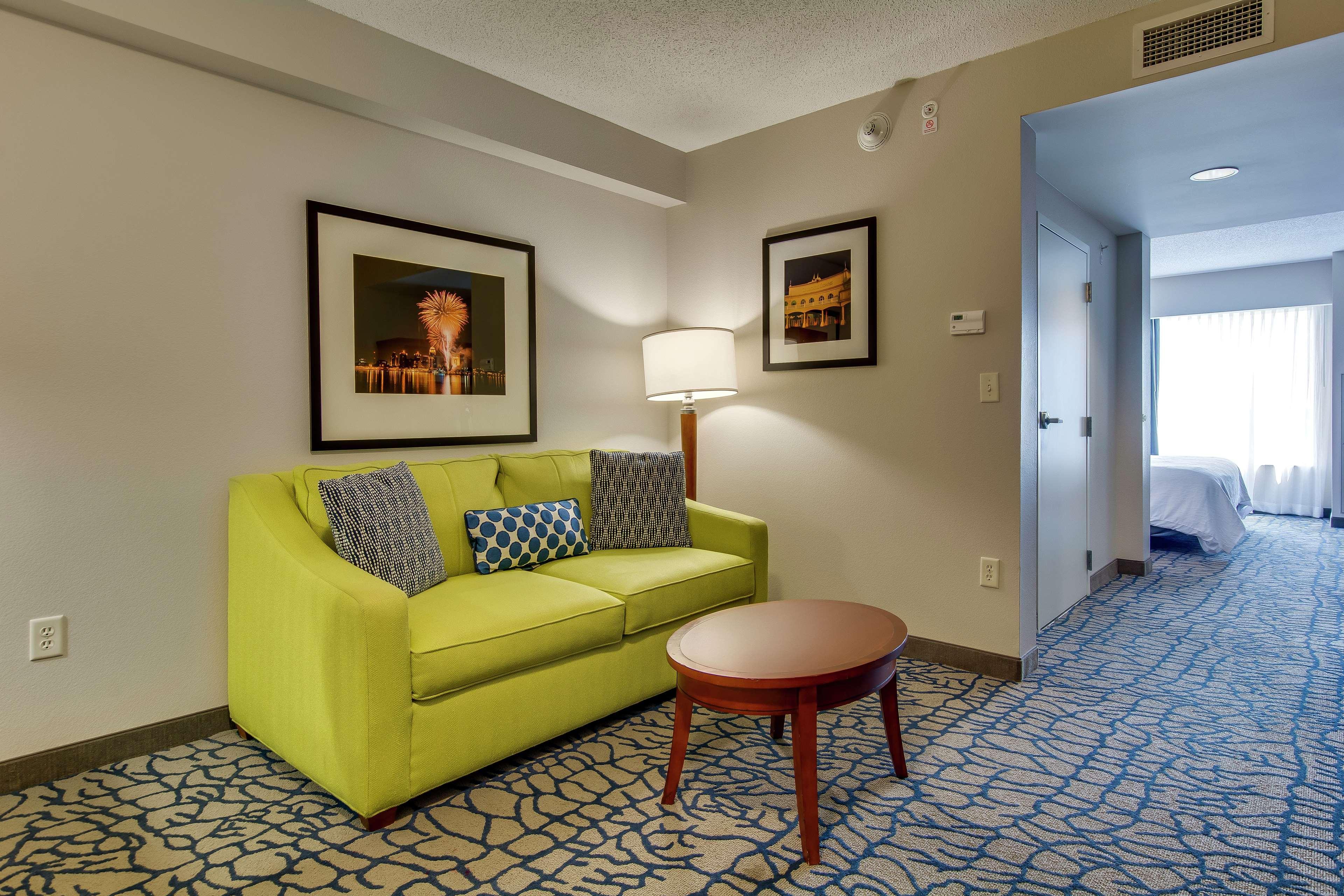 Hilton Garden Inn Louisville-Northeast Екстериор снимка