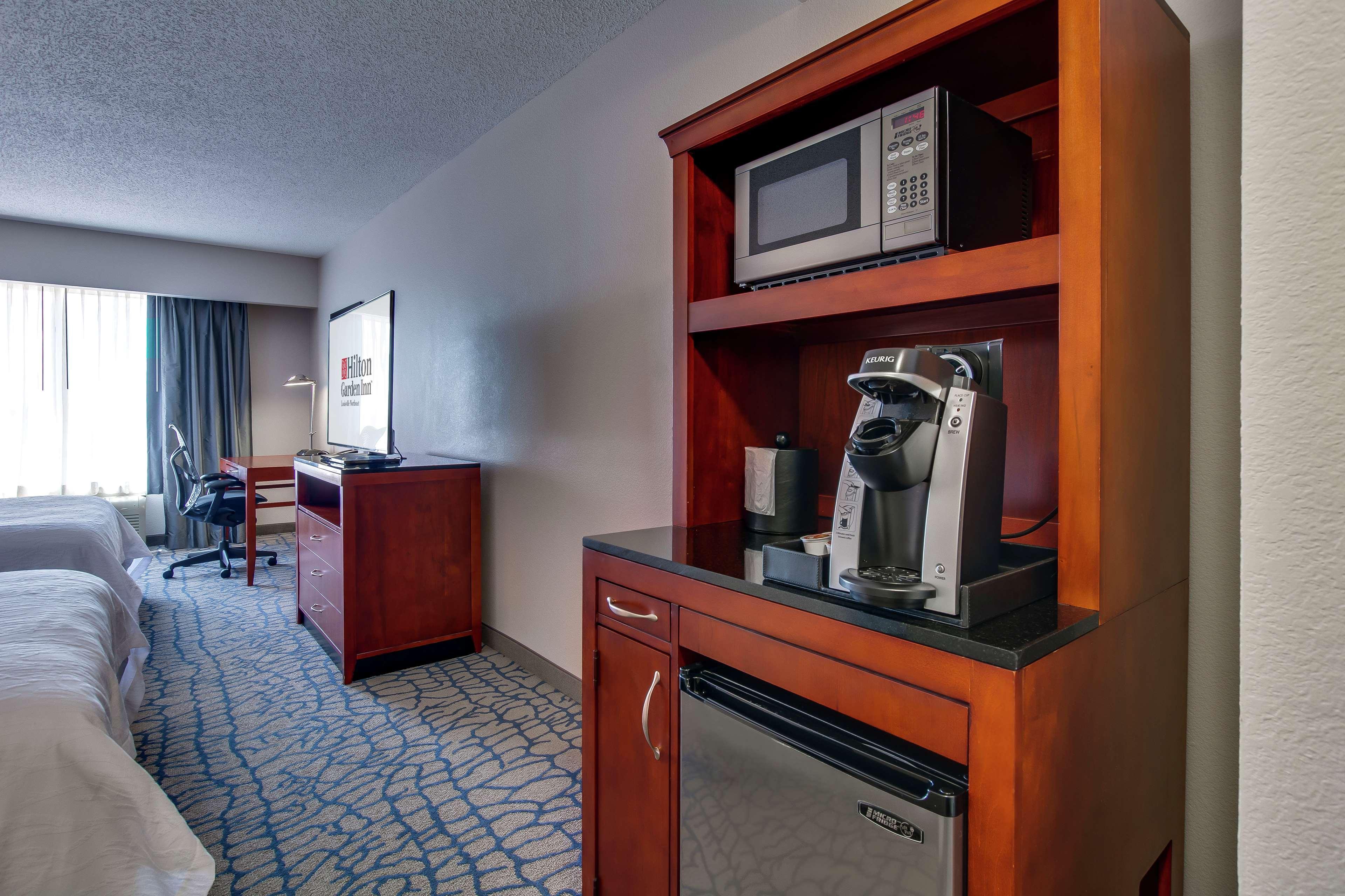 Hilton Garden Inn Louisville-Northeast Екстериор снимка