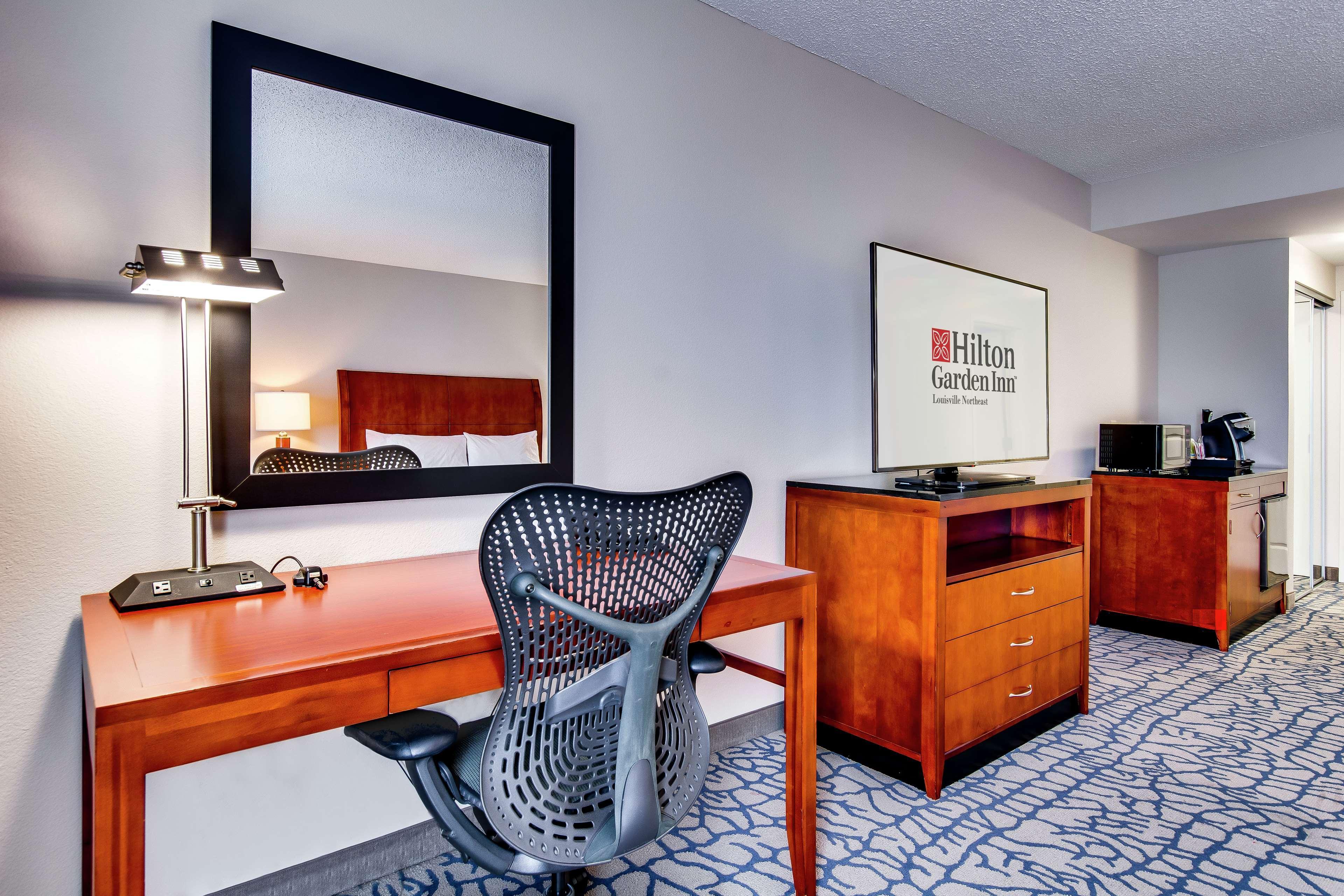 Hilton Garden Inn Louisville-Northeast Екстериор снимка