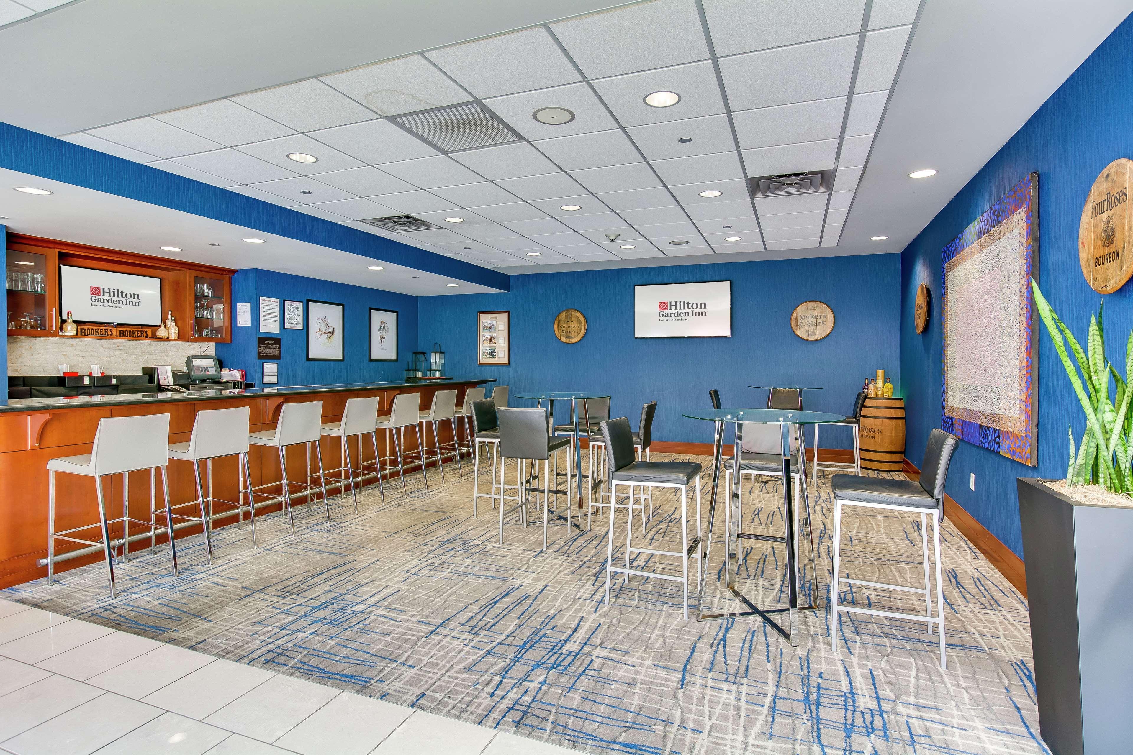Hilton Garden Inn Louisville-Northeast Екстериор снимка