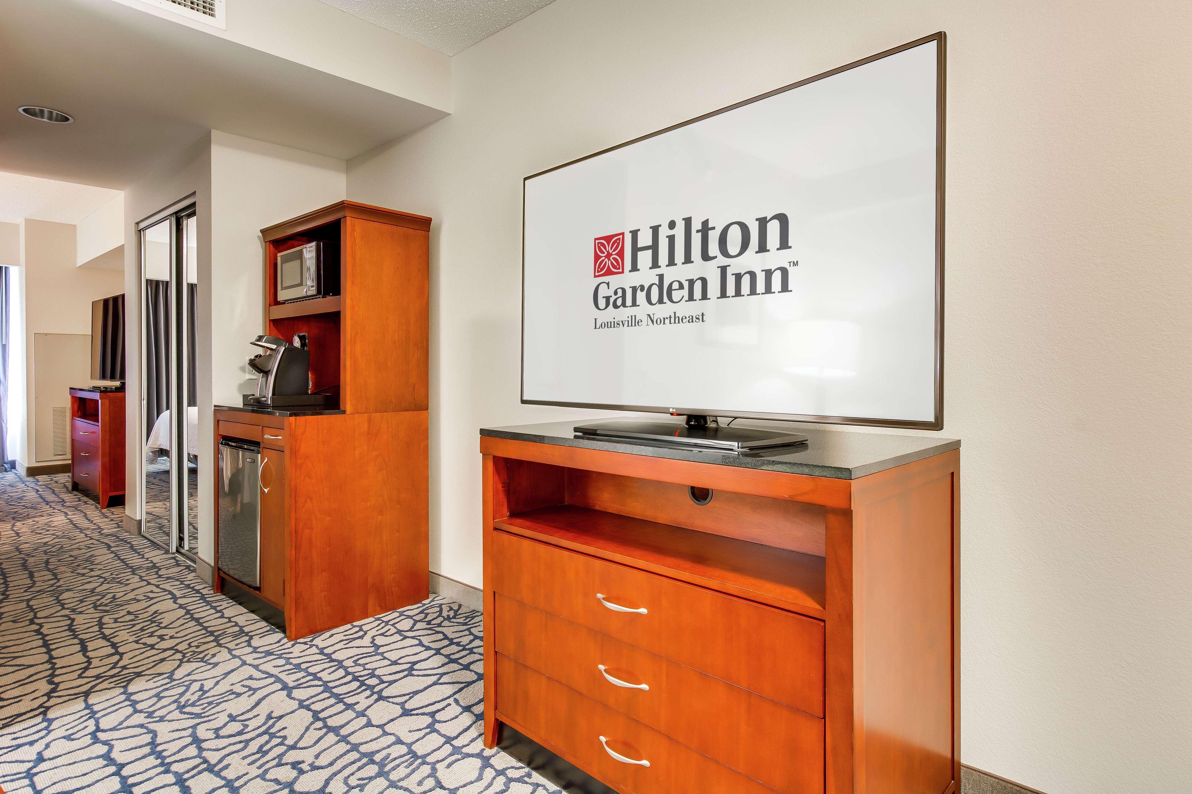 Hilton Garden Inn Louisville-Northeast Екстериор снимка