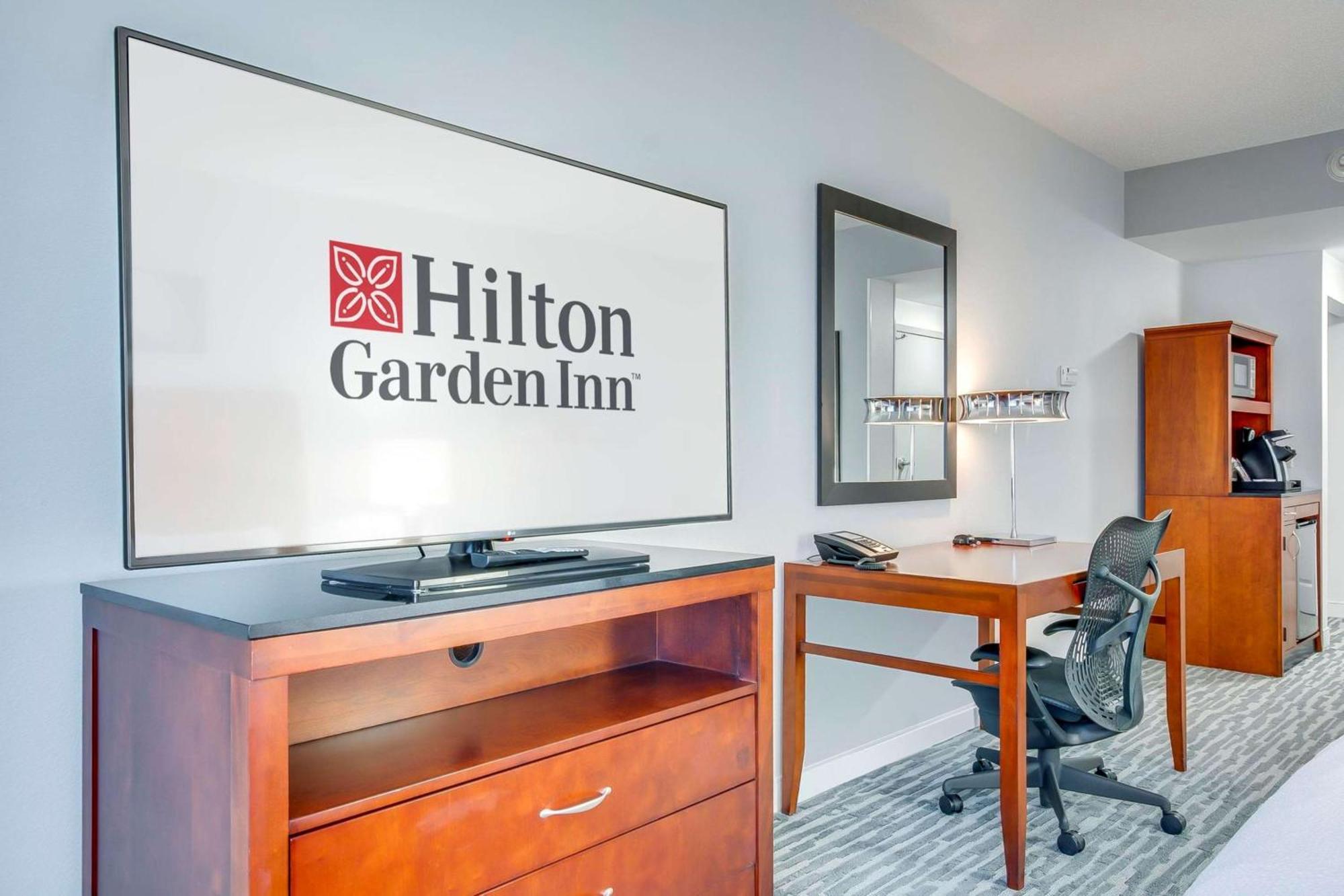 Hilton Garden Inn Louisville-Northeast Екстериор снимка
