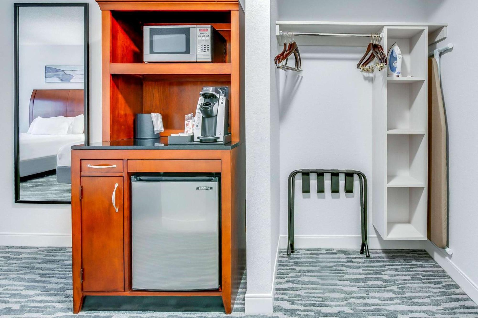Hilton Garden Inn Louisville-Northeast Екстериор снимка