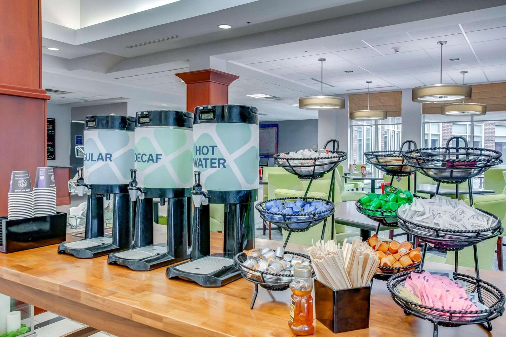 Hilton Garden Inn Louisville-Northeast Екстериор снимка