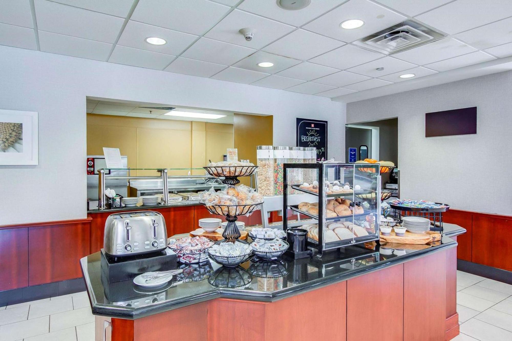 Hilton Garden Inn Louisville-Northeast Екстериор снимка